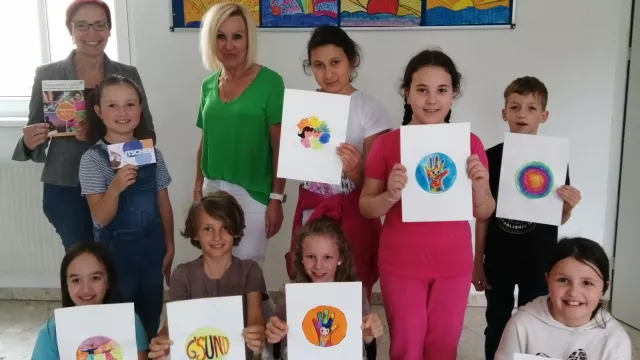 Michaela Nikl und Eva Schmircher mit den Kindern der Kreativ-Klasse mit ihren Logo-Vorschlägen