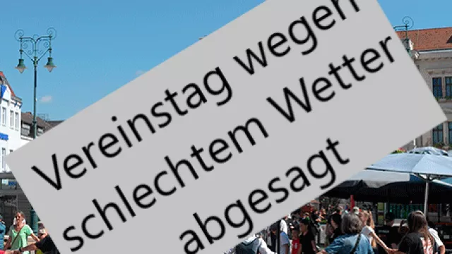 Eine Gruppe von Menschen fasst sich an den Händen zu einem Kreistanz am Tullner Hauptplatz