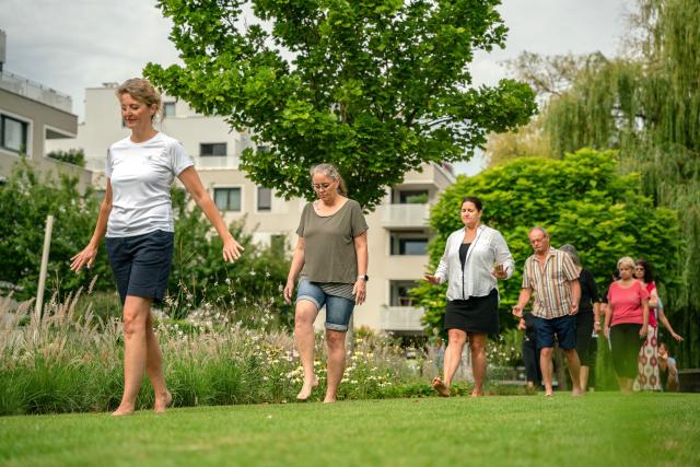 Birgit und Teilnehmerinnen bei der 1. Tullner Barfuß-Geh-Meditation am neuen Nibelungenplatz